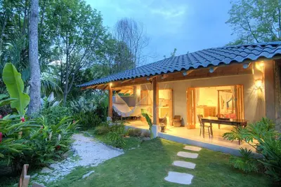 Image de Casitas de plage avec luxe tropical, style et intimité.