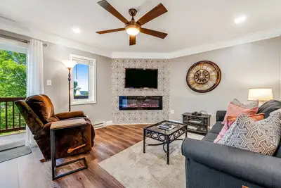 Image de Condo en pente dans la communauté de porte w / balcon rénové et cheminée