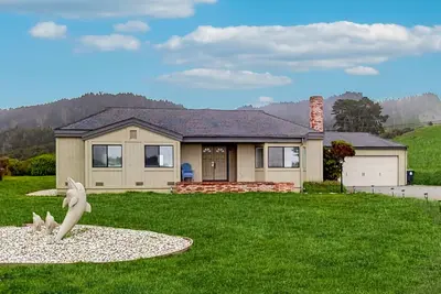 Image de Vues sur l'océan et la colline, grand patio w / grill, à quelques pas de Sunset Beach!