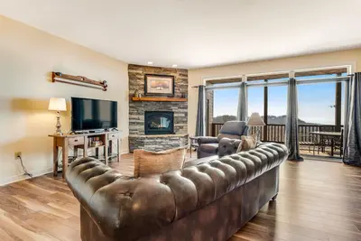 Image de Condo Deluxe w / cuisine gastronomique, balcon couvert et de belles vues