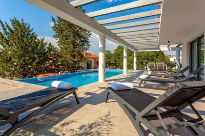 Image de Maison de vacances avec air conditionné et une piscine extérieure