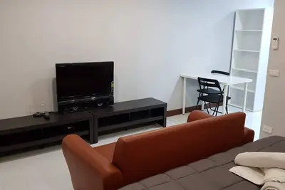 Image de bonne chambre confortable, endroit pas cher et sûr dans la ville.