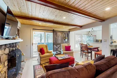 Image de Condo récemment mis à jour avec accès aux pistes de ski, balcon privé et foyer en pierre
