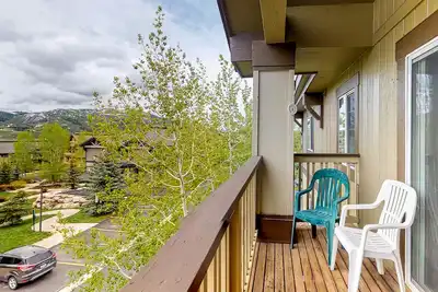 Image de Mountain View condo w / deux balcons et foyer au gaz - près des ascenseurs!