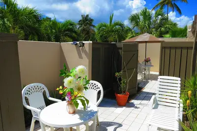 Chambre Jardin avec 2 lits doubles et un patio privé.