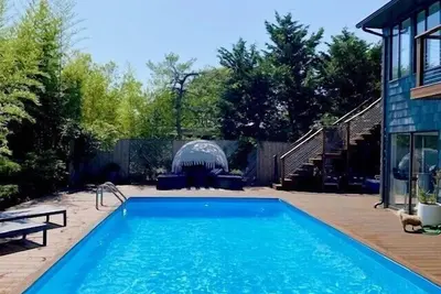 Image de Moments impeccables de la piscine ensoleillée de la ville et de la plage.