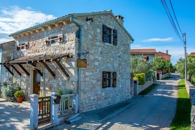 Image de Maison en pierre istrich confortable avec cheminée et jardin
