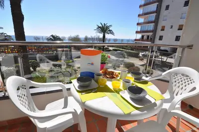 Image de Studio à louer à Roses, Costa Brava : À seulement 20 mètres de la plage! Idéal pour 3 personnes, avec vue mer et tout le confort.