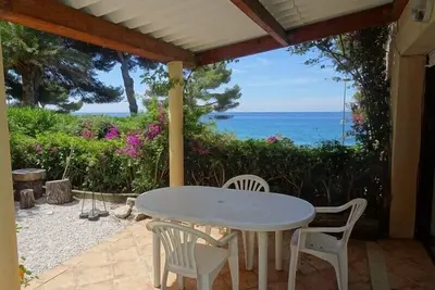 Image de Beau 2 pièces avec vue mer en terrasse face plage de Gigaro