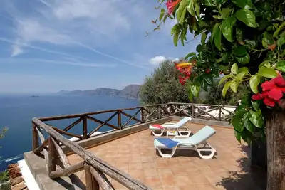 Image de La Maison Rose avec vue sur mer