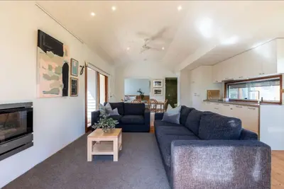 Image de Hangar à bateaux unique au bord de la rivière, dans le centre de Barwon Heads