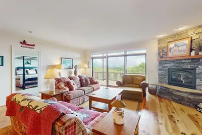 Image de Chien condo amical avec deux chambres Ă coucher w / vues uniques, grand patio et planchers de bois franc