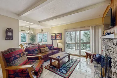 Image de Condo pour les amoureux du ski avec accès facile aux pistes, cuisine rénovée et foyer en pierre