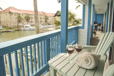 Image de Condo au bord de l'eau très joliment rénové avec glissement de bateau réservé!