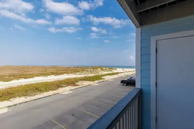 Image de Propriété au 2ème étage avec un emplacement inégalé avec une belle vue sur la plage!