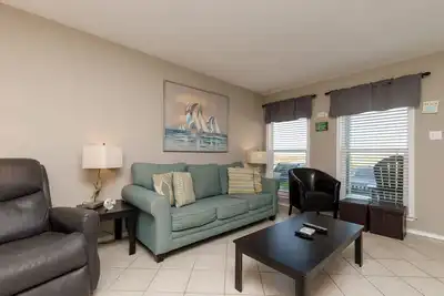 Image de Propriété au 1er étage avec vue et emplacement inégalés sur la plage!