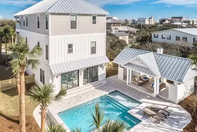 Image de 15% de réduction sur les semaines d'été @ Nouvelle location ~ Un paradis côtier / Piscine privée / Oasis de jardin / À quelques pas de la plage
