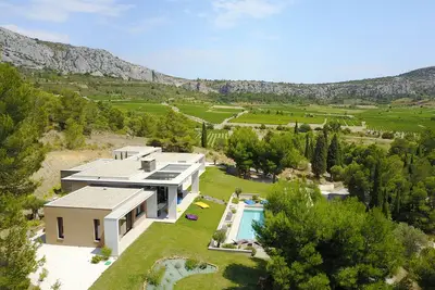 Image de Grande villa contemporaine avec piscine