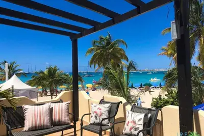 Image de Penthouse de haut niveau au bord de l'océan avec piscine privée et vue sur la mer à Simpson Bay!