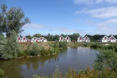 Image de Chalet de haute qualité au bord du lac