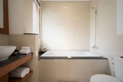 Image de Villa de deux chambres avec une piscine privée Villa à Legian