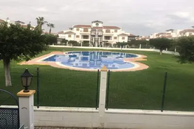 Image de Bas Avec Terrasse Sur La 1ÈRE Ligne De Plage. Ref870.