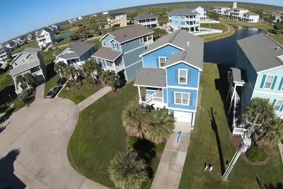 Image de Custom Beach Cottage avec une vue imprenable sur l'eau de chaque chambre-Plus Beach Club!