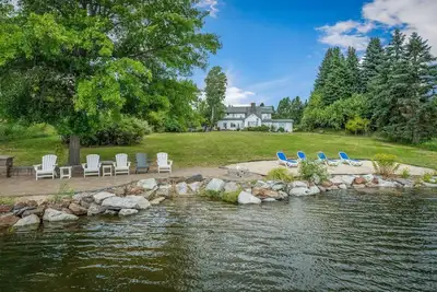 Image de Sunnyside Estate - Immense, maison de famille historique Waterfront sur 5 acres. Dock w / ascenseur Ă bateau aussi.