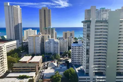 Image de Ocean Penthouse 2bed / 2bath Kitchen & Parking au coeur de Waikiki. TĂŞte de diamant!