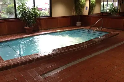 Image de Condo sur le Lac avec une Vue ~ Resort Lodge 8 personnes avec Xl Piscine Spa INTÉRIEURE