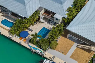 Image de Semi-duplex Kcb sur pilotis haut de gamme avec Cabana Club!