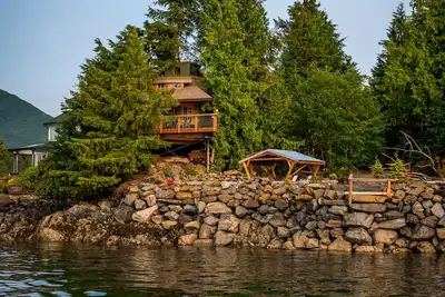 Image de Une cabane dans les arbres de luxe construite sur mesure au bord de l’eau à Ketchikan - Incroyable! .