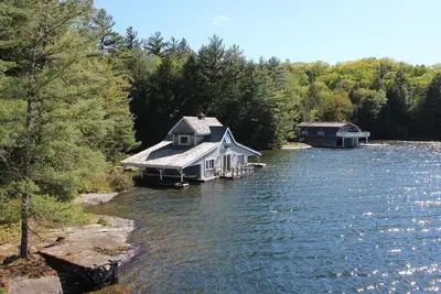 Image de Remises Ă bateaux 2 chambres + 1 chambre sur le magnifique nord du lac Joseph