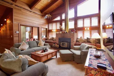 Image de Récemment rénové 4 chambres + loft. À quelques minutes des pistes de ski et des activités de plein air