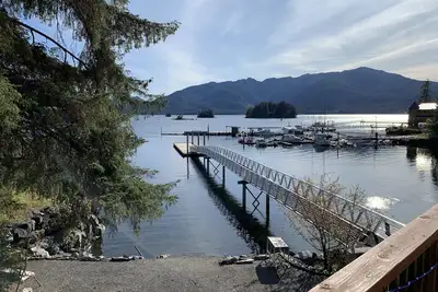 Image de Accueil riverain avec un quai pour votre bateau avec vue sur le port. Près de la marina.