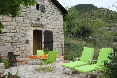 Image de Maison indépendante en pierre dominant la cité médiévale de Sainte Enimie