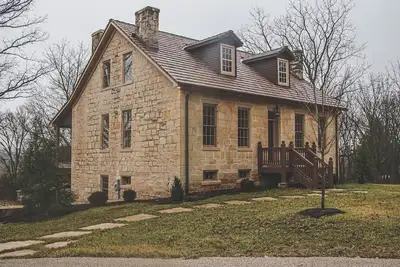 Image de Funks Inn, une maison datant de la fin de la guerre civile, restaurée comme en 1870.