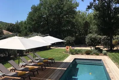 Image de Belle propriété en pierres entièrement rénovée avec piscine chauffée à Gordes