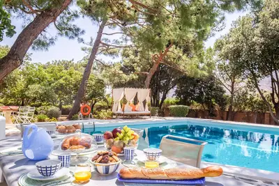 Image de Villa Oasis, villa côtière avec piscine privée et jardin de Jj Hospitality