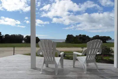 Image de Luxe 4 chambres 4 salles de bain Beach Front Home WiFi gratuit vues à Kingscote