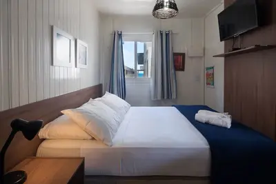 Image de Pousada avec bar et piscine en bord de mer