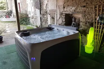 Image de Logis de L'Ogrie avec spa, situé entre le Puy-du-Fou (35min) et Vouvant