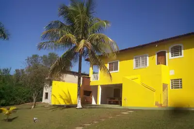 Image de Maison confortable avec piscine, barbecue, terrasse et vue sur verdure