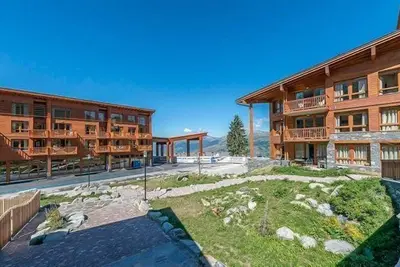 Image de Super endroit! Appartement équipé avec accès piscine + casiers à skis