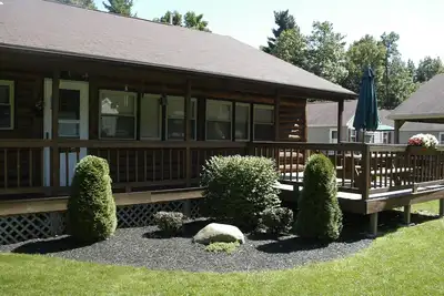 Image de Cabane en rondins confortable près de la piscine