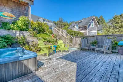 Image de Ce luxueux cottage artisanal avec bain à remous fait face au parc et au terrain de jeux d’Olivia Beach!