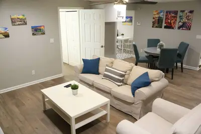 Image de Appartement sous-sol spacieux et confortable avec kitchenette à côté du parc et du lac