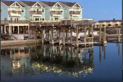 Image de Le plus proche, privé, éclairé, 50 pi. Jetée de pêche dans le golfe du Mexique