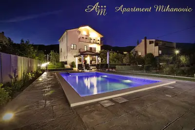 Image de Appartement paisible et reposant par piscine et arbor