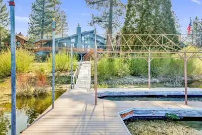 Image de * Lakeside Memories ~ Chalet Sur Mesure De Bayside ~ Embarcadère ~ Jacuzzi ~ Table de billard ~